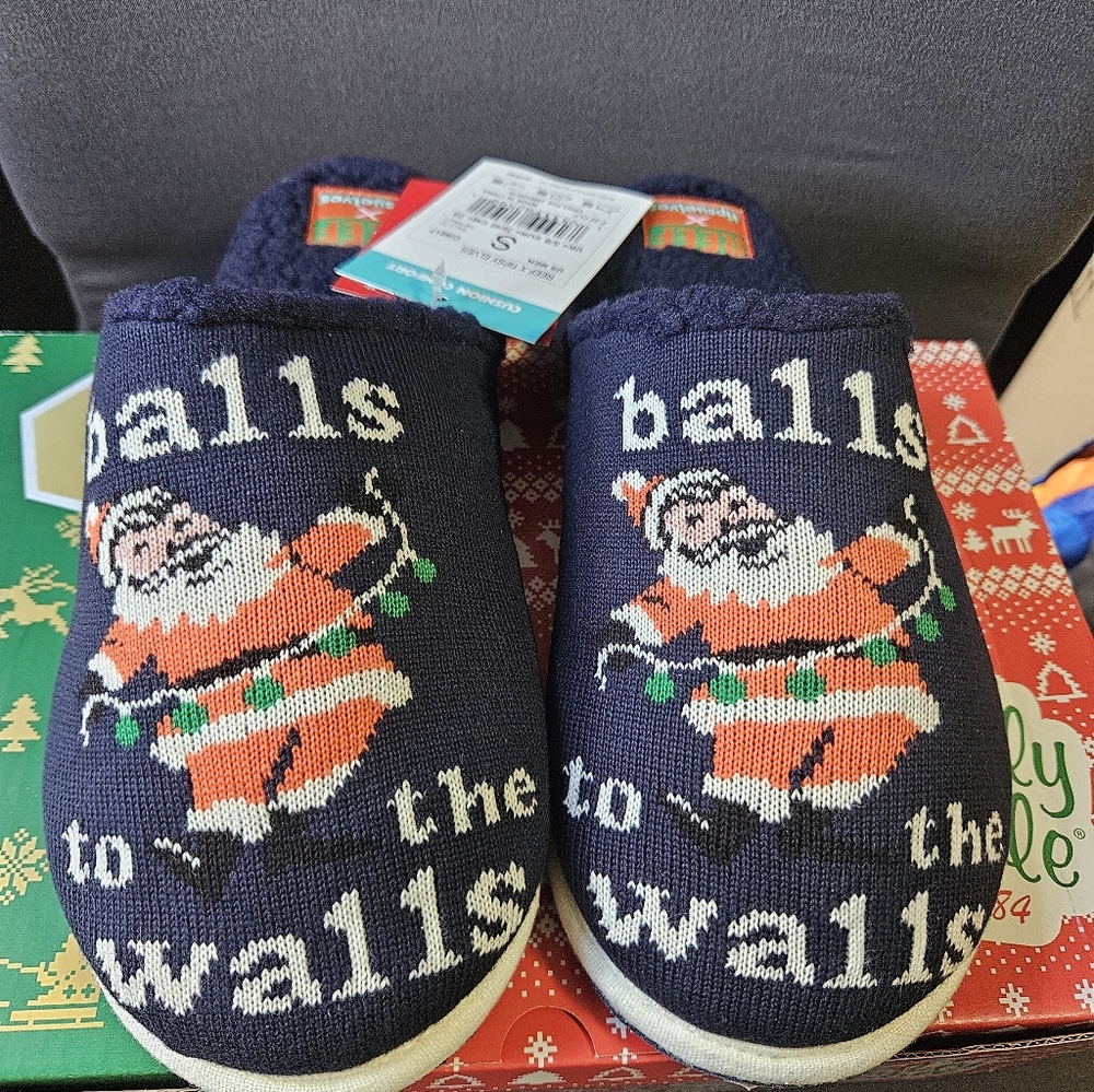 REEF X TIPSY ELVES BALLS TO THE WALLS SANTA SLIPPERS: NEW IN BOX: SIZE SMALL